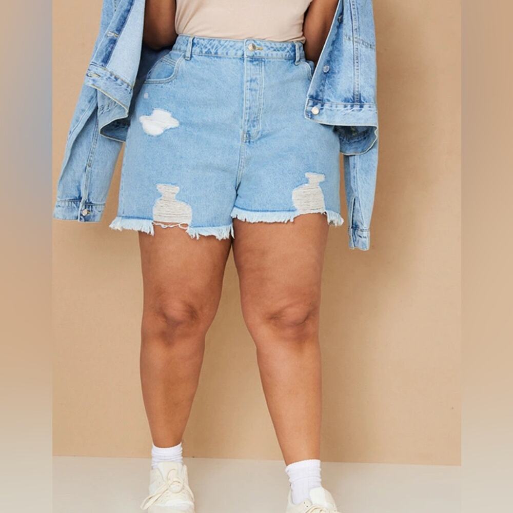 Woman’s PLUS LIGHT BLUE WASH HIGH WAISTED FRAYED DISTRESSED HEM JORTS
Size 24 - Picture 1 of 11